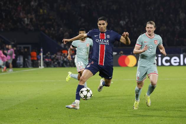 Football : PSG - Atletico Madrid (1-2). 6 Novembre 2024 - Paris, France : PSG vs Atletico Madrid dans la premiere phase de la Ligue des Champions de football. Atleico Madrid bat PSG 2-1. Achraf Hakimi (Paris en maillot bleu) contre Conor Gallagher (Atletico en maillot rbleu ciel) ici en action. (Photo Henri Szwarc Starface) 311231 2024-11-06 Paris France Copyright: xHenrixSzwarcx xStarfacex STAR_311231_071