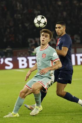 Football : PSG - Atletico Madrid (1-2). 6 Novembre 2024 - Paris, France : PSG vs Atletico Madrid dans la premiere phase de la Ligue des Champions de football. Atleico Madrid bat PSG 2-1. X (Paris en maillot bleu) contre Y (Atletico en maillot rbleu ciel) ici en action. (Photo Henri Szwarc Starface) 311231 2024-11-06 Paris France Copyright: xHenrixSzwarcx xStarfacex STAR_311231_075