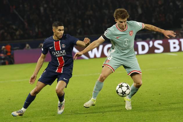 Football : PSG - Atletico Madrid (1-2). 6 Novembre 2024 - Paris, France : PSG vs Atletico Madrid dans la premiere phase de la Ligue des Champions de football. Atleico Madrid bat PSG 2-1. Achraf Hakimi (Paris en maillot bleu) contre Pablo Barrios (Atletico en maillot rbleu ciel) ici en action. (Photo Henri Szwarc Starface) 311231 2024-11-06 Paris France Copyright: xHenrixSzwarcx xStarfacex STAR_311231_076