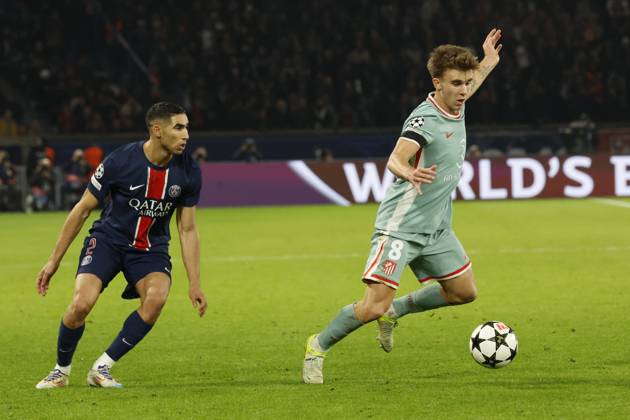 Football : PSG - Atletico Madrid (1-2). 6 Novembre 2024 - Paris, France : PSG vs Atletico Madrid dans la premiere phase de la Ligue des Champions de football. Atleico Madrid bat PSG 2-1. Achraf Hakimi (Paris en maillot bleu) contre Pablo Barrios (Atletico en maillot rbleu ciel) ici en action. (Photo Henri Szwarc Starface) 311231 2024-11-06 Paris France Copyright: xHenrixSzwarcx xStarfacex STAR_311231_077