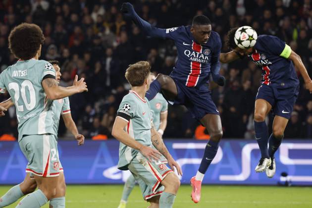 Football : PSG - Atletico Madrid (1-2). 6 Novembre 2024 - Paris, France : PSG vs Atletico Madrid dans la premiere phase de la Ligue des Champions de football. Atleico Madrid bat PSG 2-1. Marquinhos et Randal Kolo Muani (Paris en maillot bleu) ici en action. (Photo Henri Szwarc Starface) 311231 2024-11-06 Paris France Copyright: xHenrixSzwarcx xStarfacex STAR_311231_078
