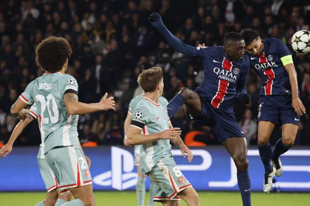 Football : PSG - Atletico Madrid (1-2). 6 Novembre 2024 - Paris, France : PSG vs Atletico Madrid dans la premiere phase de la Ligue des Champions de football. Atleico Madrid bat PSG 2-1. Marquinhos et Randal Kolo Muani (Paris en maillot bleu) ici en action. (Photo Henri Szwarc Starface) 311231 2024-11-06 Paris France Copyright: xHenrixSzwarcx xStarfacex STAR_311231_079