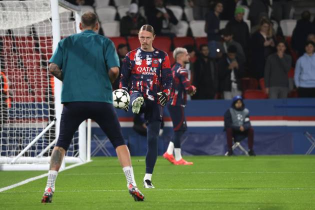 France - UEFA Champions League Paris Saint Germain vs. Atletico de Madrid - 06 11 2024 FRANCE, PARIS, NOVEMBER 06. Matvey Safonov of Paris SG warms up with Gianluigi Donnarumma of Paris SG during the UEFA Champions League football match between Paris Saint Germain and Atletico de Madrid on November 06, 2024 at Parc des Princes in Paris, France. Photo by Manuel Blondeau AOP.Press Paris Parc des Princes France Copyright: x ManuelxBlondeau AOP.Pressx AOP20241106-0018