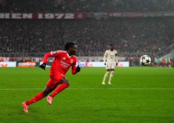 November 06 2024: Issa Kabore of Benfica controls the ball during a Champions League Round 4 game, Bayern Munich versus Benfica, at Allianz Areana, Munich, Germany. CSM Munich Germany - ZUMAc04_ 20241106_zma_c04_372 Copyright: xUlrikxPedersenx