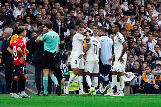Real Madrid CF vs CA Osasuna - LaLiga EA Sports MADRID, SPAIN, NOVEMBER 9: Rodrygo Goes of Real Madrid CF after injured with Kylian Mbappe of Real Madrid CF during the LaLiga EA Sports match between Real Madrid CF and CA Osasuna at Estadio Santiago Bernabeu on November 9, 2024 in Madrid, Spain. Madrid Estadio Santiago Bernabeu Madrid Spain Copyright: xAlexxPerezx RealMadridCAOsasuna-9NOV102