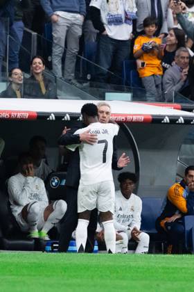 Real Madrid CF vs CA Osasuna - LaLiga EA Sports MADRID, SPAIN, NOVEMBER 9: Vinicius Jr of Real Madrid CF celebrating with Carlo Ancelotti of Real Madrid CF after scoring his goal during the LaLiga EA Sports match between Real Madrid CF and CA Osasuna at Estadio Santiago Bernabeu on November 9, 2024 in Madrid, Spain. Madrid Estadio Santiago Bernabeu Madrid Spain Copyright: xAlexxPerezx RealMadridCAOsasuna-9NOV116