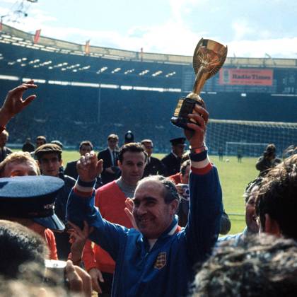 Alf Ramsey Endspiel der Fußballweltmeisterschaft 1966 30. Juli 1966, Wembley Endspiel der FIFA Fußballweltmeisterschaft England gegen Westdeutschland England-Manager Sir Alf Ramsey hält die Jules-Rimet-Trophäe in die Höhe Foto Gerry Cranham London UK  Copyright: xGerryxCranhamx xOffsidexOffside