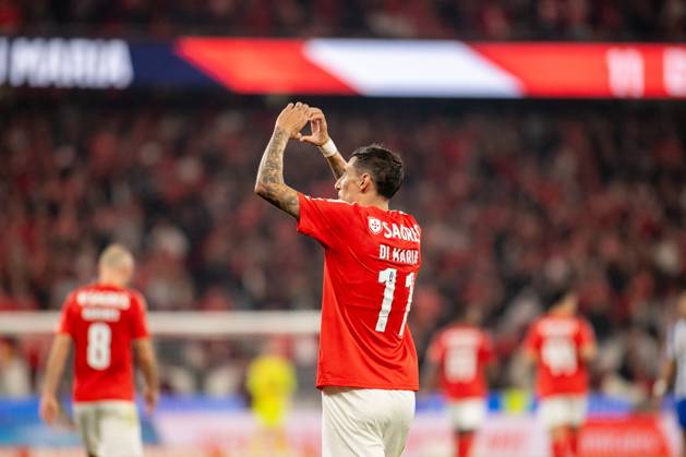 November 10, 2024, Lisboa, Lisboa, Portugal: ANGEL DI MARIA from SL Benfica seen celebrating his goal from SL Benfica during the Liga Portugal Betclic 2024 25 match between SL Benfica and FC Porto at Estadio da Luz on November 10, 2024 in Lisboa, Portugal. Final score: SL Benfica 4:1 FC Porto Lisbon Portugal Lisboa Portugal - ZUMA Bet 20241110_spo_l192_002 Copyright: xMiguelxLemosx