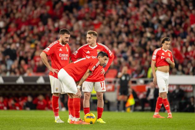 November 10, 2024, Lisboa, Lisboa, Portugal: ANGEL DI MARIA from SL Benfica preparing to take a free kick shoot during the Liga Portugal Betclic 2024 25 match between SL Benfica and FC Porto at Estadio da Luz on November 10, 2024 in Lisboa, Portugal. Final score: SL Benfica 4:1 FC Porto Lisbon Portugal Lisboa Portugal - ZUMA Bet 20241110_spo_l192_026 Copyright: xMiguelxLemosx