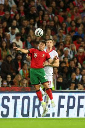 PORTO 15.11.2024 MECZ 5. KOLEJKA GRUPA A1 LIGA NARODOW SEZON 2024 25: PORTUGALIA - POLSKA --- UEFA NATIONS LEAGUE FOOTBALL MATCH: PORTUGAL - POLAND JOAO NEVES KRZYSZTOF PIATEK FOT. PIOTR KUCZA FOTOPYK NEWSPIX.PL --- newspix.pl