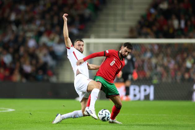 PORTO 15.11.2024 MECZ 5. KOLEJKA GRUPA A1 LIGA NARODOW SEZON 2024 25: PORTUGALIA - POLSKA --- UEFA NATIONS LEAGUE FOOTBALL MATCH: PORTUGAL - POLAND SEBASTIAN WALUKIEWICZ BRUNO FERNANDES FOT. PIOTR KUCZA FOTOPYK NEWSPIX.PL --- newspix.pl