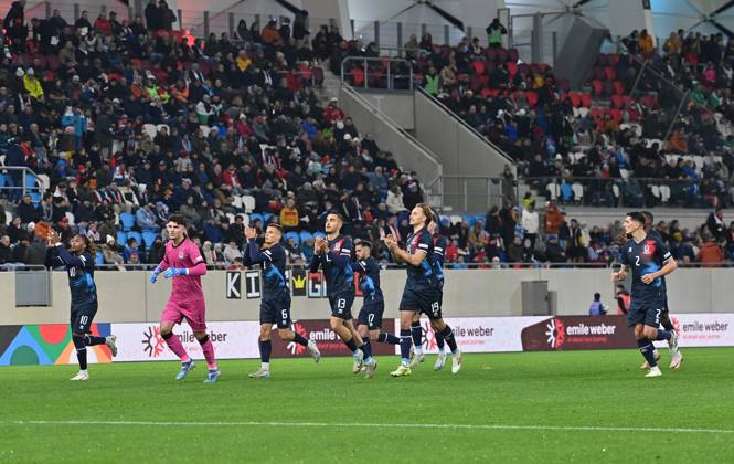 15 11 2024, xjrdrx, Football UEFA Nations League, Luxembourg Bulgaria emspor, v l Mathias Olesen Luxembourg and team thanks the fans DFL DFB REGULATIONS PROHIBIT ANY USE OF PHOTOGRAPHS as IMAGE SEQUENCES and or QUASI VIDEO Luxembourg