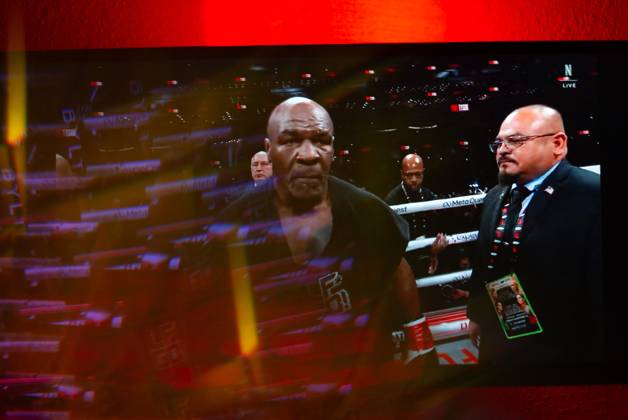 November 16, 2024, Manhattan, Kansas, USA: Reflections of the Paul, Tyson fight as viewed online presented by Netflix. Jake Paul wins the fight against Mike Tyson by unanimous decision after a full eight-round heavyweight match in AT&T Stadium in front of 70,000 fans on Friday. Hosted onine by Netflix with an estimated tens of millions of viewers. Manhattan USA - ZUMAt152 20241116_znp_t152_006 Copyright: xLukexTownsendx