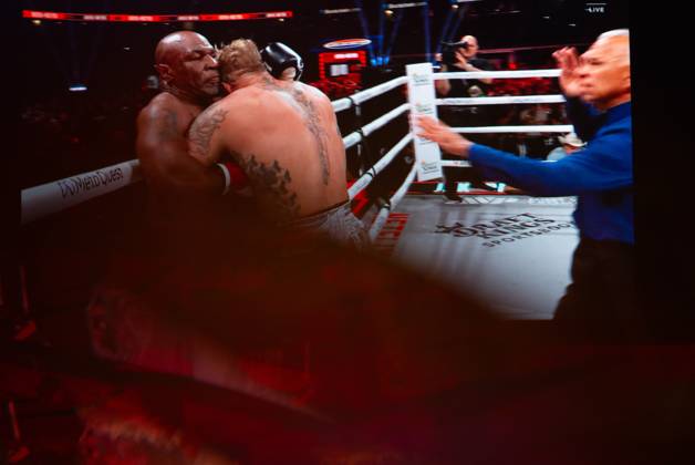 November 16, 2024, Manhattan, Kansas, USA: Reflections of the Paul, Tyson fight as viewed online presented by Netflix. Jake Paul wins the fight against Mike Tyson by unanimous decision after a full eight-round heavyweight match in AT&T Stadium in front of 70,000 fans on Friday. Hosted onine by Netflix with an estimated tens of millions of viewers. Manhattan USA - ZUMAt152 20241116_znp_t152_013 Copyright: xLukexTownsendx