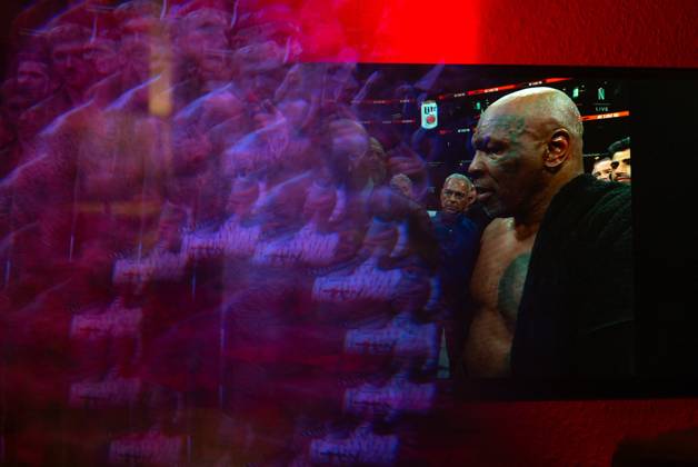 November 16, 2024, Manhattan, Kansas, USA: Reflections of the Paul, Tyson fight as viewed online presented by Netflix. Jake Paul wins the fight against Mike Tyson by unanimous decision after a full eight-round heavyweight match in AT&T Stadium in front of 70,000 fans on Friday. Hosted onine by Netflix with an estimated tens of millions of viewers. Manhattan USA - ZUMAt152 20241116_znp_t152_028 Copyright: xLukexTownsendx