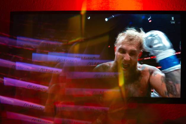 November 16, 2024, Manhattan, Kansas, USA: Reflections of the Paul, Tyson fight as viewed online presented by Netflix. Jake Paul wins the fight against Mike Tyson by unanimous decision after a full eight-round heavyweight match in AT&T Stadium in front of 70,000 fans on Friday. Hosted onine by Netflix with an estimated tens of millions of viewers. Manhattan USA - ZUMAt152 20241116_znp_t152_007 Copyright: xLukexTownsendx