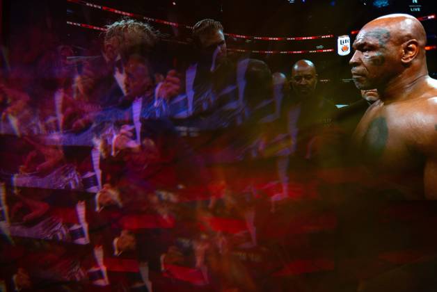 November 16, 2024, Manhattan, Kansas, USA: Reflections of the Paul, Tyson fight as viewed online presented by Netflix. Jake Paul wins the fight against Mike Tyson by unanimous decision after a full eight-round heavyweight match in AT&T Stadium in front of 70,000 fans on Friday. Hosted onine by Netflix with an estimated tens of millions of viewers. Manhattan USA - ZUMAt152 20241116_znp_t152_011 Copyright: xLukexTownsendx