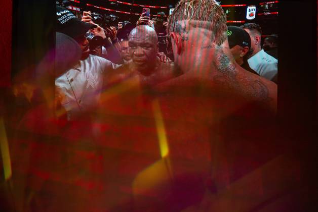 November 16, 2024, Manhattan, Kansas, USA: Reflections of the Paul, Tyson fight as viewed online presented by Netflix. Jake Paul wins the fight against Mike Tyson by unanimous decision after a full eight-round heavyweight match in AT&T Stadium in front of 70,000 fans on Friday. Hosted onine by Netflix with an estimated tens of millions of viewers. Manhattan USA - ZUMAt152 20241116_znp_t152_022 Copyright: xLukexTownsendx