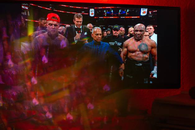 November 16, 2024, Manhattan, Kansas, USA: Reflections of the Paul, Tyson fight as viewed online presented by Netflix. Jake Paul wins the fight against Mike Tyson by unanimous decision after a full eight-round heavyweight match in AT&T Stadium in front of 70,000 fans on Friday. Hosted onine by Netflix with an estimated tens of millions of viewers. Manhattan USA - ZUMAt152 20241116_znp_t152_023 Copyright: xLukexTownsendx
