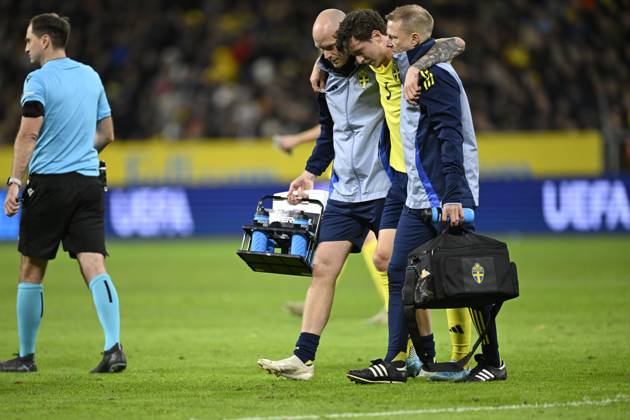 STOCKHOLM , SWEDEN 20241116 Swedens Victor Nilsson Lindelöf injured, leaves the pitch, during Saturdays UEFA Nations League Group 1 Division C soccer match between Sweden and Slovakia at the National Arena, Strawberry Arena in Stockholm STOCKHOLM SWEDEN x10050x  Copyright: xPontusxLundahl TTx NATIONS LEAGUE SVERIGE-SLOVAKIEN