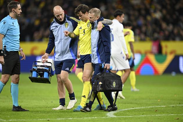 STOCKHOLM , SWEDEN 20241116 Swedens Victor Nilsson Lindelöf injured, leaves the pitch, during Saturdays UEFA Nations League Group 1 Division C soccer match between Sweden and Slovakia at the National Arena, Strawberry Arena in Stockholm STOCKHOLM SWEDEN x10050x  Copyright: xPontusxLundahl TTx NATIONS LEAGUE SVERIGE-SLOVAKIEN