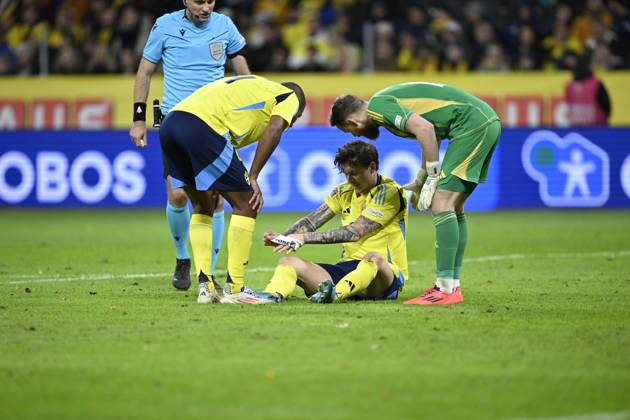 STOCKHOLM , SWEDEN 20241116 Swedens Victor Nilsson Lindelöf injured, leaves the pitch, during Saturdays UEFA Nations League Group 1 Division C soccer match between Sweden and Slovakia at the National Arena, Strawberry Arena in Stockholm STOCKHOLM SWEDEN x10050x  Copyright: xPontusxLundahl TTx NATIONS LEAGUE SVERIGE-SLOVAKIEN