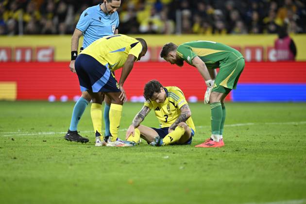 STOCKHOLM , SWEDEN 20241116 Swedens Victor Nilsson Lindelöf injured, leaves the pitch, during Saturdays UEFA Nations League Group 1 Division C soccer match between Sweden and Slovakia at the National Arena, Strawberry Arena in Stockholm STOCKHOLM SWEDEN x10050x  Copyright: xPontusxLundahl TTx NATIONS LEAGUE SVERIGE-SLOVAKIEN