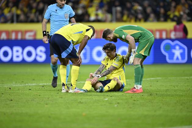STOCKHOLM , SWEDEN 20241116 Swedens Victor Nilsson Lindelöf injured, leaves the pitch, during Saturdays UEFA Nations League Group 1 Division C soccer match between Sweden and Slovakia at the National Arena, Strawberry Arena in Stockholm STOCKHOLM SWEDEN x10050x  Copyright: xPontusxLundahl TTx NATIONS LEAGUE SVERIGE-SLOVAKIEN