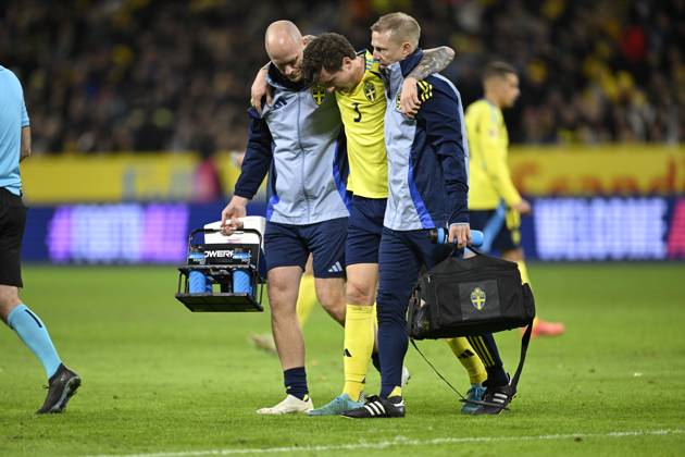 STOCKHOLM , SWEDEN 20241116 Swedens Victor Nilsson Lindelöf injured, leaves the pitch, during Saturdays UEFA Nations League Group 1 Division C soccer match between Sweden and Slovakia at the National Arena, Strawberry Arena in Stockholm STOCKHOLM SWEDEN x10050x  Copyright: xPontusxLundahl TTx NATIONS LEAGUE SVERIGE-SLOVAKIEN