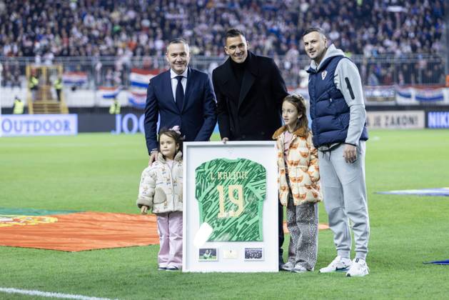November 18, 2024, Split, Croatia: Nations League - League A, Group A1 - Croatia vs Portugal 1:1. - TThe President of the Croatian Football Federation Marijan Kustic and the member of the coaching staff Danijel Subasic presented Lovre Kalinic with a commemorative jersey for his farewell from the national team, Nationalteam Split Croatia - ZUMALEAG 20241118_mda_p210_437 Copyright: xMajaxPrgometx