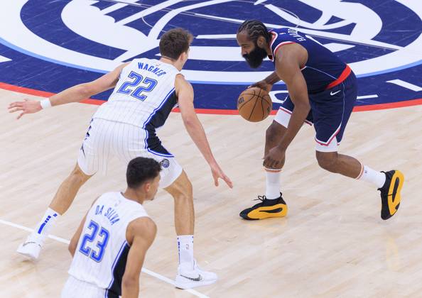 November 20, 2024, Inglewood, California, USA: Franz Wagner 22 of the Orlando Magic defends against James Harden 1 of the Los Angeles Clippers during their regular season NBA, Basketball Herren, USA game on Wednesday November 20, 2024 at Intuit Dome Arena in Inglewood, California. Clippers defeats Magic, 104-93. JAVIER ROJAS PI Inglewood USA - ZUMAp124 20241120_zaa_p124_019 Copyright: xJavierxRojasx
