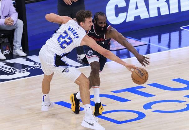 November 20, 2024, Inglewood, California, USA: Franz Wagner 22 of the Orlando Magic steals the ball from James Harden 1 of the Los Angeles Clippers during their regular season NBA, Basketball Herren, USA game on Wednesday November 20, 2024 at Intuit Dome in Inglewood, California. Clippers defeat Magic, 104-93. ARIANA RUIZ PI Inglewood U.S - ZUMAp124 20241120_zaa_p124_040 Copyright: xArianaxRuizx