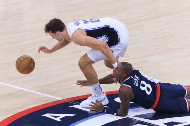 November 20, 2024, Inglewood, California, USA: Franz Wagner 22 of the Orlando Magic steals the ball from Kris Dunn 8 of the Los Angeles Clippers during their regular season NBA, Basketball Herren, USA game on Wednesday November 20, 2024 at Intuit Dome in Inglewood, California. Clippers defeat Magic, 104-93. ARIANA RUIZ PI Inglewood U.S - ZUMAp124 20241120_zaa_p124_047 Copyright: xArianaxRuizx