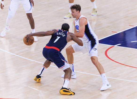 November 20, 2024, Inglewood, California, USA: Franz Wagner 22 of the Orlando Magic defends against James Harden 1 of the Los Angeles Clippers during their regular season NBA, Basketball Herren, USA game on Wednesday November 20, 2024 at Intuit Dome Arena in Inglewood, California. Clippers defeats Magic, 104-93. JAVIER ROJAS PI Inglewood USA - ZUMAp124 20241120_zaa_p124_066 Copyright: xJavierxRojasx
