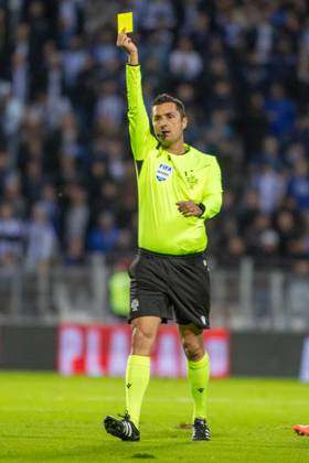 November 24, 2024, Moreira De CoÂ³Negos, GuimaroÂ£Es, Portugal: TIAGO MARTINS referee of the match showing yellow card to DINIS PINTO from Moreirense FC during the TaoÂßa de Portugal 2024 25 match between Moreirense FC and FC Porto at EstoÂ¡dio Comendador Joaquim de Almeida Freitas on October 19, 2024 in Moreira de CoÂ³negos, Portugal. Moreira De CoÂ³Negos Portugal - ZUMAl192 20241124_zsp_l192_021 Copyright: xMiguelxLemosx
