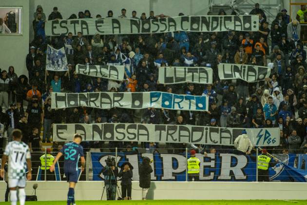 November 24, 2024, Moreira De CoÂ³Negos, GuimaroÂ£Es, Portugal: FC Porto supporters claimed more from the players during the TaoÂßa de Portugal 2024 25 match between Moreirense FC and FC Porto at EstoÂ¡dio Comendador Joaquim de Almeida Freitas on October 19, 2024 in Moreira de CoÂ³negos, Portugal. Moreira De CoÂ³Negos Portugal - ZUMAl192 20241124_zsp_l192_014 Copyright: xMiguelxLemosx