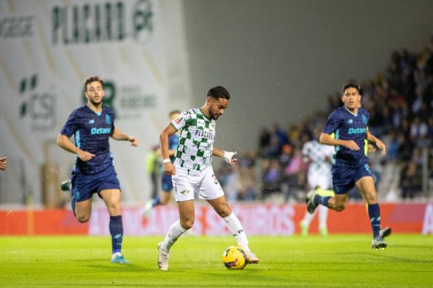 November 24, 2024, Moreira De CoÂ³Negos, GuimaroÂ£Es, Portugal: MADSON from Moreirense FC seen on action during the TaoÂßa de Portugal 2024 25 match between Moreirense FC and FC Porto at EstoÂ¡dio Comendador Joaquim de Almeida Freitas on October 19, 2024 in Moreira de CoÂ³negos, Portugal. Moreira De CoÂ³Negos Portugal - ZUMAl192 20241124_zsp_l192_017 Copyright: xMiguelxLemosx