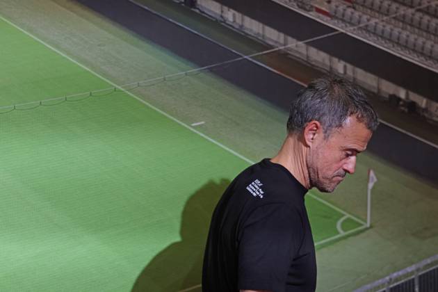 Coach Luis Enrique Paris Portraet, Portrait, Press conference, Desperate, Desperation, Football FC Bayern Munich Paris Saint Germain UEFA Champions League 26 11 2024 Allianz Arena PHOTO Mladen Lackovic LakoPress