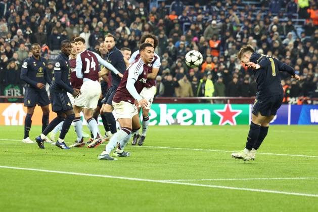 Aston Villa v Juventus FC Champions League 27 11 2024. Francisco Conceicao of Juventus header is saved by Goalkeeper Emiliano Martinez of Aston Villa during the Champions League match between Aston Villa and Juventus FC at Villa Park, Birmingham, England on 27 November 2024. Birmingham Villa Park West Midlands England Editorial use only , Copyright: xRyanxBrownex PSI-20893-0079