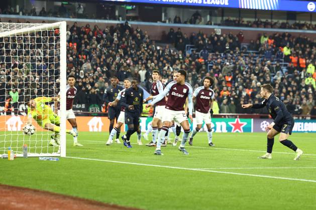 Aston Villa v Juventus FC Champions League 27 11 2024. Francisco Conceicao of Juventus header is saved by Goalkeeper Emiliano Martinez of Aston Villa during the Champions League match between Aston Villa and Juventus FC at Villa Park, Birmingham, England on 27 November 2024. Birmingham Villa Park West Midlands England Editorial use only , Copyright: xRyanxBrownex PSI-20893-0081