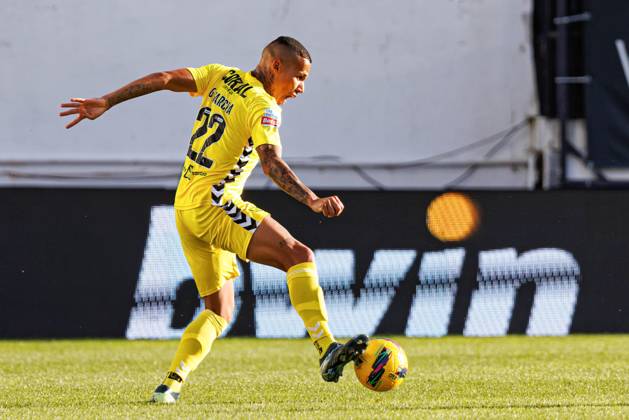 CF Estrela Amadora Vs CD Nacional in Amadora, Portugal - 10 Nov 2024 Gustavo Garcia (CD Nacional) seen in action during the Liga Portugal game between teams of CF Estrela Amadora and CD Nacional at Estadio Jose Gomes. Final score; CF Estrela Amadora 2:0 CD Nacional Amadora Portugal Copyright: xMaciejxRogowskix xSOPAxImagesx MROGOWSKI_estrelanacional2425-14