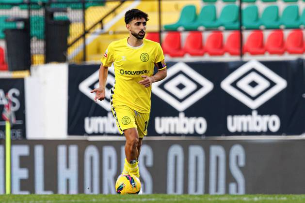 CF Estrela Amadora Vs CD Nacional in Amadora, Portugal - 10 Nov 2024 Luis Esteves (CD Nacional) seen in action during the Liga Portugal game between teams of CF Estrela Amadora and CD Nacional at Estadio Jose Gomes. Final score; CF Estrela Amadora 2:0 CD Nacional Amadora Portugal Copyright: xMaciejxRogowskix xSOPAxImagesx MROGOWSKI_estrelanacional2425-28