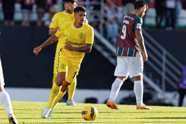 CF Estrela Amadora Vs CD Nacional in Amadora, Portugal - 10 Nov 2024 Daniel Penha (CD Nacional) seen in action during the Liga Portugal game between teams of CF Estrela Amadora and CD Nacional at Estadio Jose Gomes. Final score; CF Estrela Amadora 2:0 CD Nacional Amadora Portugal Copyright: xMaciejxRogowskix xSOPAxImagesx MROGOWSKI_estrelanacional2425-17