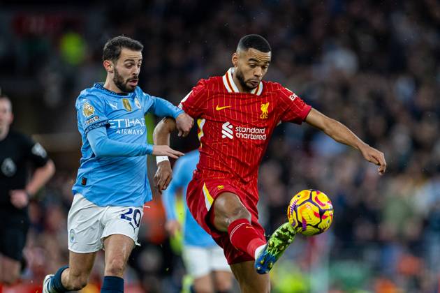 Football - FA Premier League - Liverpool FC v Manchester City FC LIVERPOOL, ENGLAND - Sunday, December 1, 2024: Liverpool s Cody Gakpo (R) icb Manchester City s Bernardo Silva during the FA Premier League match between Liverpool FC and Manchester City FC at Anfield. (Photo by David Rawcliffe Propaganda) LIVERPOOL Anfield MERSEYSIDE ENGLAND  Copyright: xDavidxRawcliffex P2024-12-01-Liverpool_Man_City-11