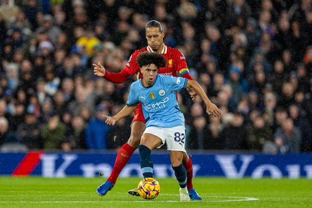 Sport Bilder des Tages Football - FA Premier League - Liverpool FC v Manchester City FC LIVERPOOL, ENGLAND - Sunday, December 1, 2024: Liverpool s captain Virgil van Dijk (L) challenges Manchester City s Rico Lewis during the FA Premier League match between Liverpool FC and Manchester City FC at Anfield. (Photo by David Rawcliffe Propaganda) LIVERPOOL Anfield MERSEYSIDE ENGLAND  Copyright: xDavidxRawcliffex P2024-12-01-Liverpool_Man_City-12
