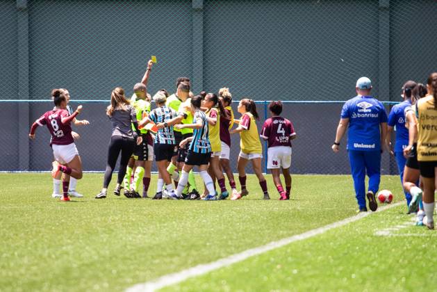 Ferroviária x Grêmio SÃO PAULO, SP - 01.12.2024: FERROVIÁRIA X GRÊMIO - Disagreement between players during the match between Ferroviária and Grêmio, valid for the second round of the Copinha Feminina and held on Sunday morning (01) at the Ibrachina Arena in São Paulo, SP. (Photo: Rodilei Morais Fotoarena) x2659872x RodileixMorais