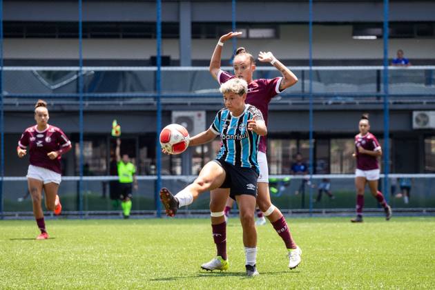 Ferroviária x Grêmio SÃO PAULO, SP - 01.12.2024: FERROVIÁRIA X GRÊMIO - Pyetra (Grêmio) and Anita (Ferroviária) fight for the ball during the match between Ferroviária and Grêmio, valid for the second round of the Copinha Feminina and held on Sunday morning (01) at the Ibrachina Arena in São Paulo, SP. (Photo: Rodilei Morais Fotoarena) x2659873x RodileixMorais