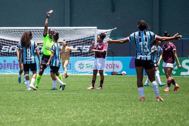 Ferroviária x Grêmio SÃO PAULO, SP - 01.12.2024: FERROVIÁRIA X GRÊMIO - Vick (Grêmio) is sent off after receiving a second yellow card during the match between Ferroviária and Grêmio, valid for the second round of the Copinha Feminina and held on Sunday morning (01) at the Ibrachina Arena in São Paulo, SP. (Photo: Rodilei Morais Fotoarena) x2659877x RodileixMorais