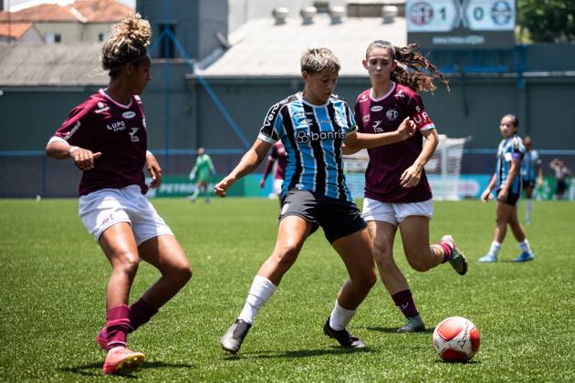 Ferroviária x Grêmio SÃO PAULO, SP - 01.12.2024: FERROVIÁRIA X GRÊMIO - Pyetra (Grêmio) is marked by Duda and Ana Luiza (Ferroviária) during the match between Ferroviária and Grêmio, valid for the second round of the Women& 39;s Copinha and held on the morning of this Sunday (01) at the Ibrachina Arena in São Paulo, SP. (Photo: Rodilei Morais Fotoarena) x2659880x RodileixMorais