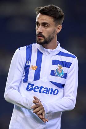 FC Porto v Casa Pia AC - Liga Portugal Betclic Fabio Vieira of FC Porto warms up before the Liga Portugal Betclic match between FC Porto and Casa Pia AC at Estadio Do Dragao in Porto, Portugal, on December 2, 2024 Porto, Portugal Portugal  Copyright: xJosexManuelxAlvarezxReyx originalFilename:alvarezrey-notitle241202_npSOs